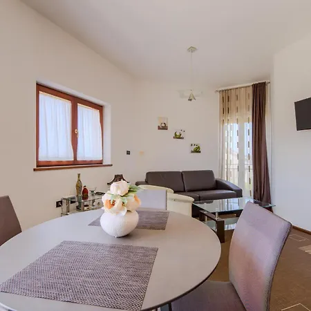 1 Bedroom Beautiful In Apartment Pula