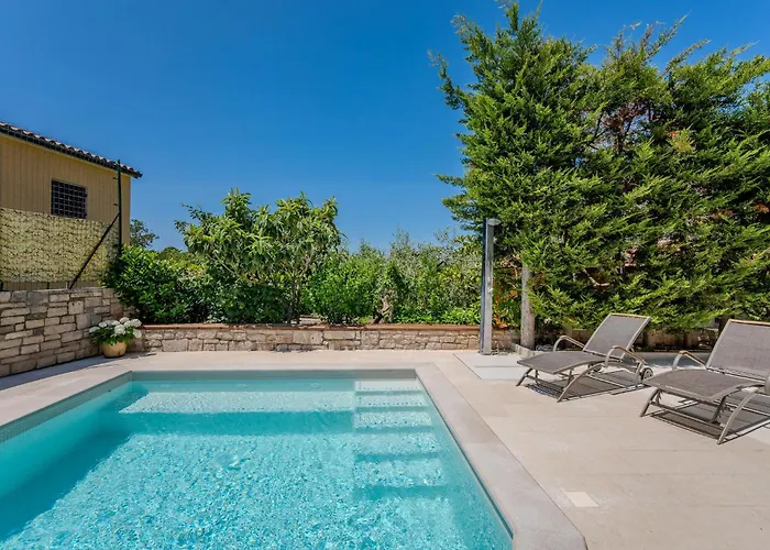 1 Bedroom Beautiful In Πούλα